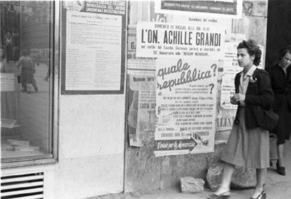 1946, a voting workshop. Election posters and leaflets at the dawn of the Italian Republic