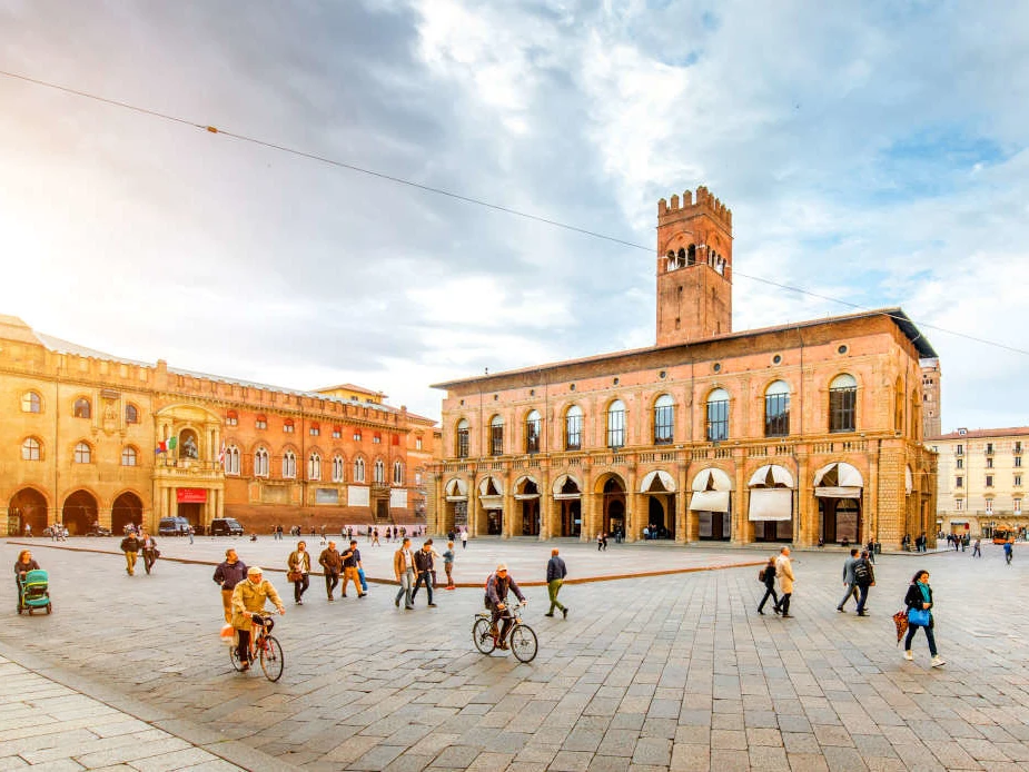 Bologna, una felicità possibile. Riflessioni <em>a posteriori</em> su tre guide atipiche